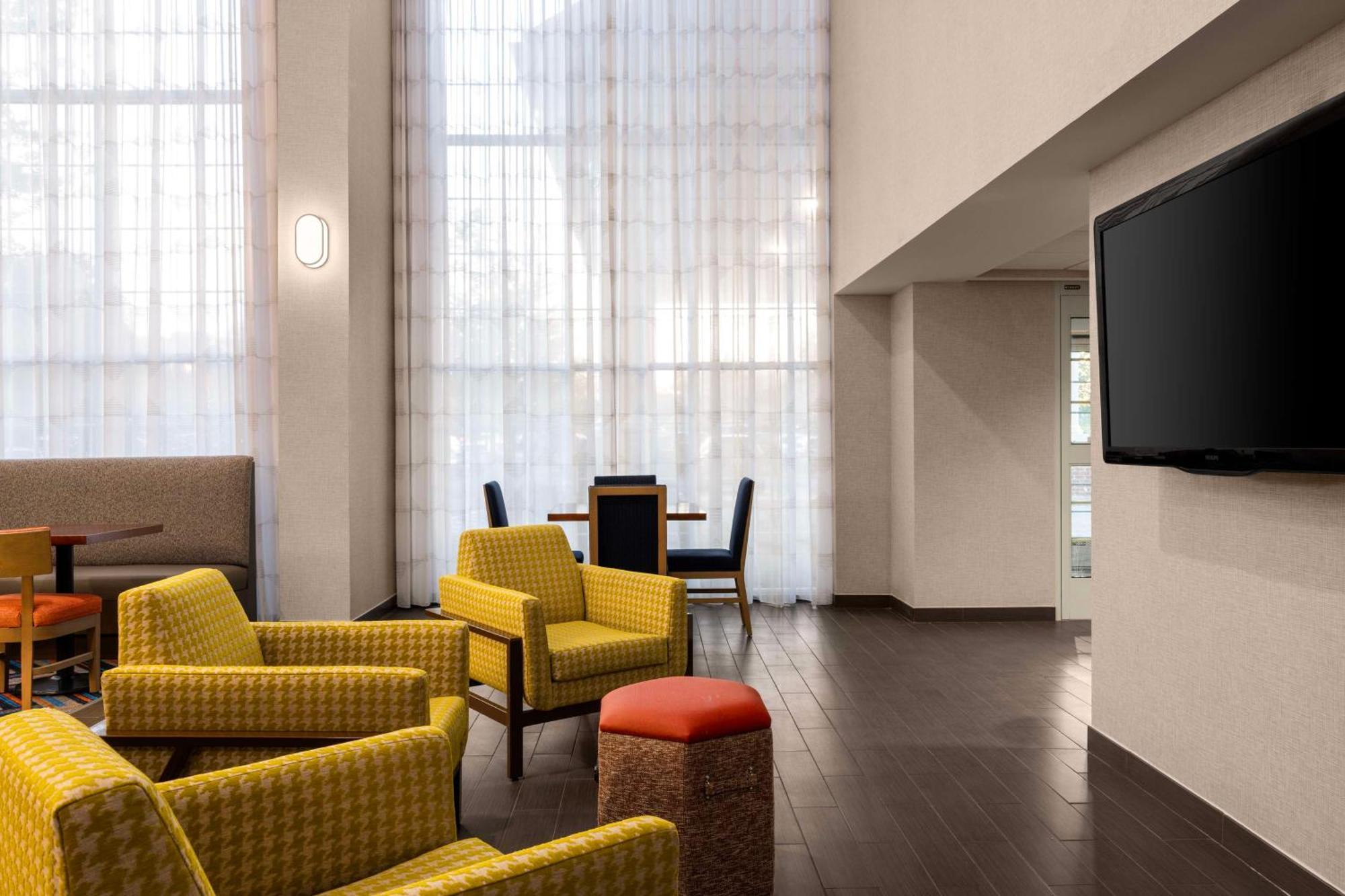 Hampton Inn & Suites State College At Williamsburg Square Eksteriør billede