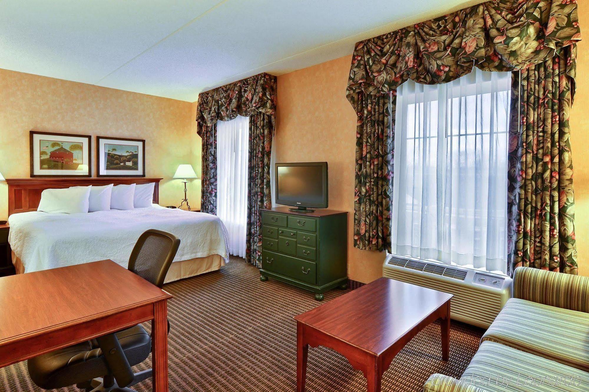 Hampton Inn & Suites State College At Williamsburg Square Eksteriør billede