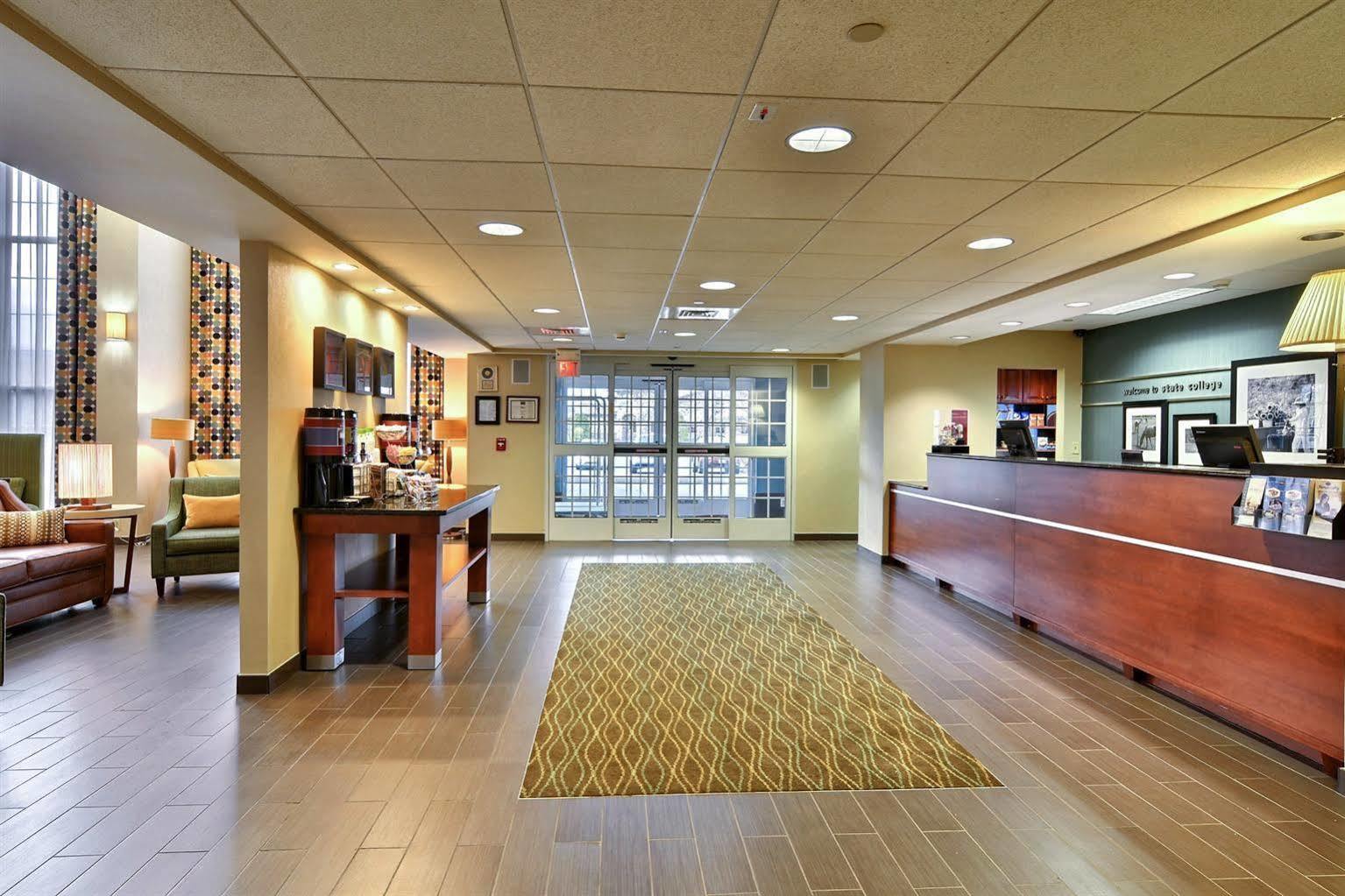 Hampton Inn & Suites State College At Williamsburg Square Eksteriør billede
