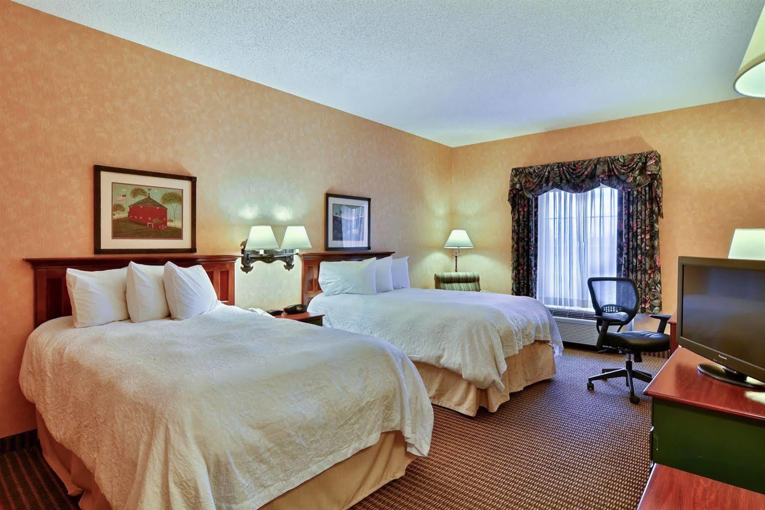 Hampton Inn & Suites State College At Williamsburg Square Eksteriør billede