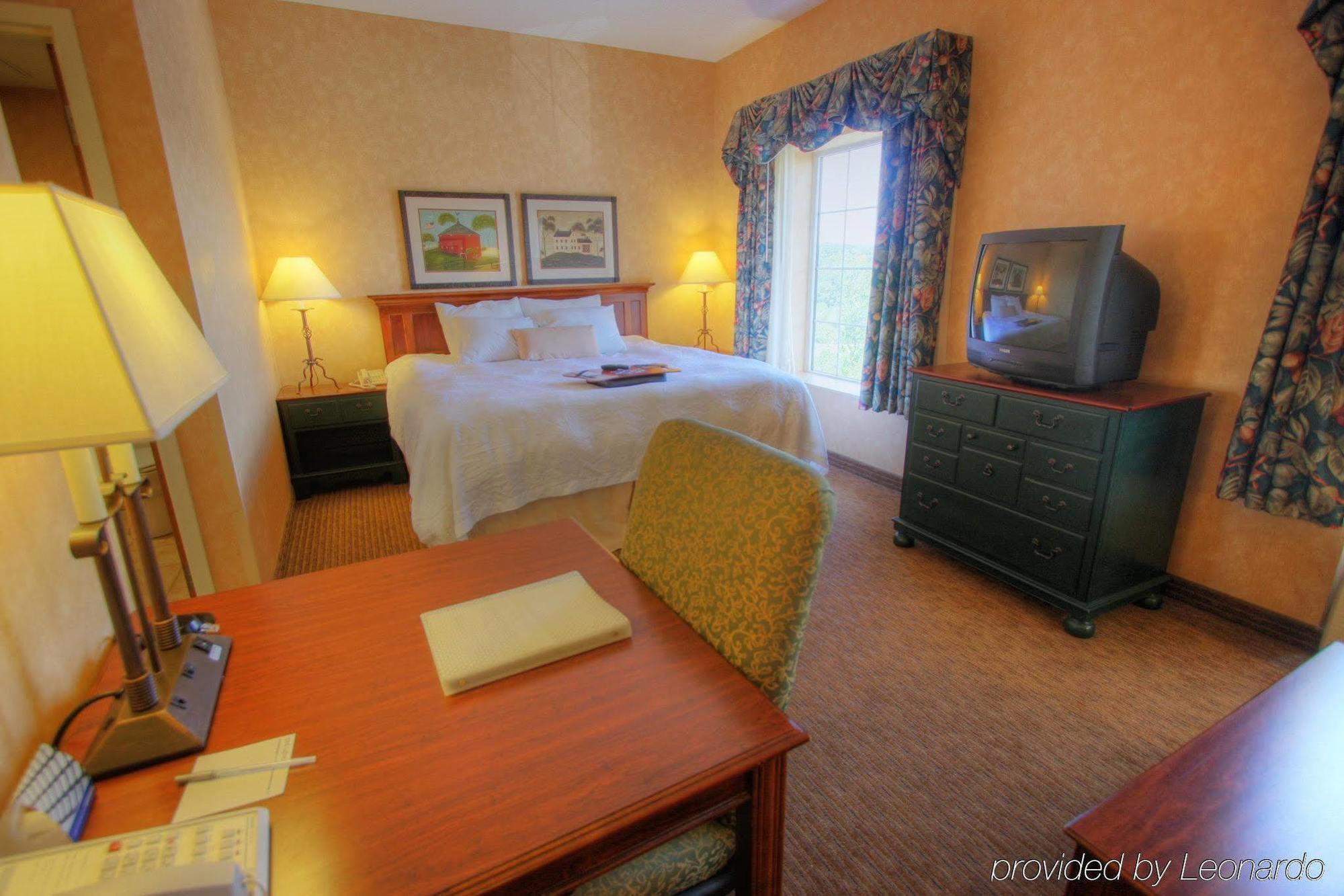 Hampton Inn & Suites State College At Williamsburg Square Værelse billede